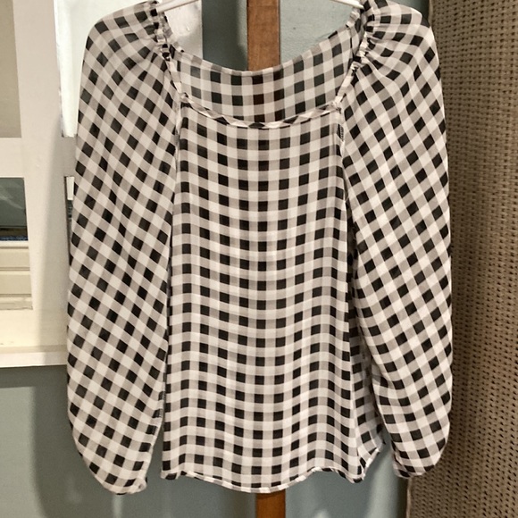 Black&White sheer checkered long sleeve top. - Picture 6 of 7